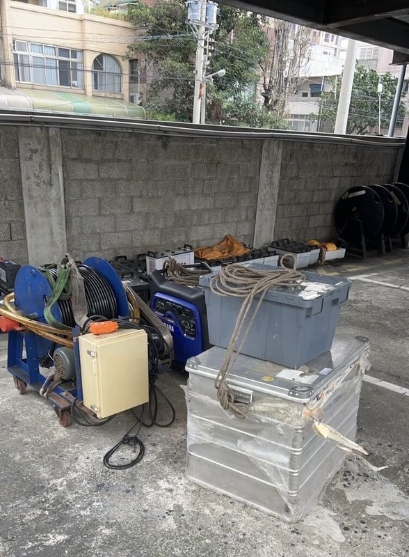 空軍第五聯隊上尉飛官辛柏毅6日晚間駕駛F-16V戰機夜訓，失聯至今。海洋委員會主委管碧玲表示，國家海洋研究院研究人員啟用聽音陣列儀器，協助空軍委託的專業船出海探測，初步取得黑盒子定位範圍。左側輪台上方為聽音陣列主要設備。（海洋委員會提供）中央社記者張已亷傳真　115年1月14日