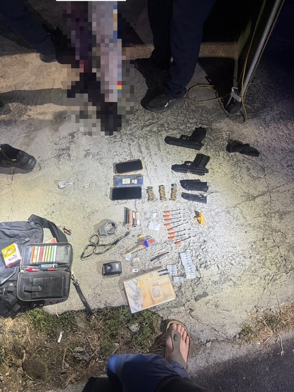 南投警方12日執行巡邏勤務，盤查因毒品案遭通緝的曾男，曾男開車逃逸，員警在南崗工業區發現男子，噴辣椒水制伏逮捕，起出改造手槍2把、彈匣3個、子彈29顆、第一級毒品海洛因1包等證物。（警方提供）中央社記者吳哲豪傳真 115年1月14日