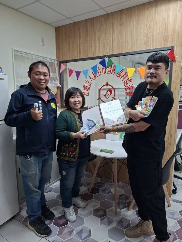 環島漢堡餐車業者陳韋強（右）近日至新竹市定點擺攤，與當地復興里長黃建廷（左）推動一天快閃義賣，14日將營業盈餘捐給新竹市智障福利協進會，盼拋磚引玉做公益。（黃建廷提供）中央設計者魯鋼駿傳真　115年1月14日