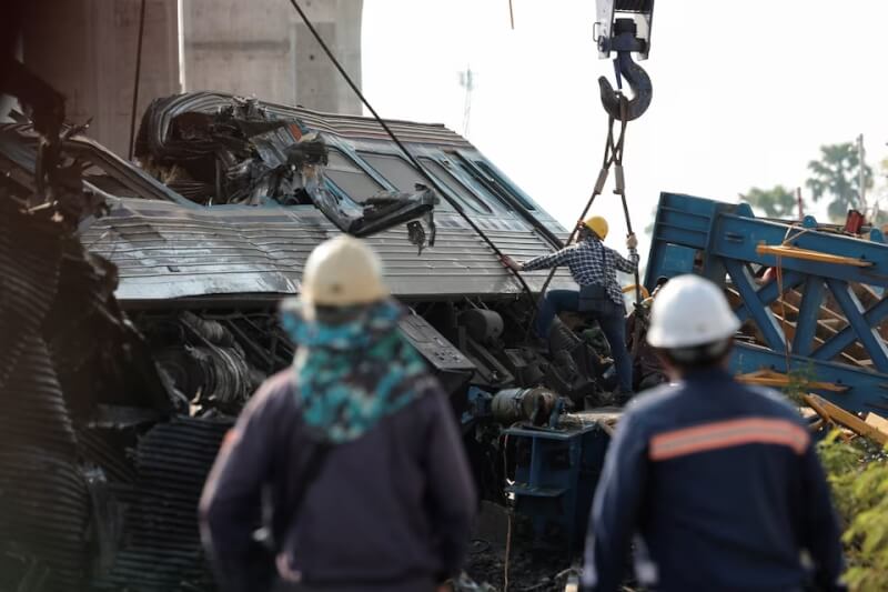 一條由中國支持建設的泰國高鐵工地14日發生起重機倒塌事故，起重機砸中一列客運列車，導致列車出軌，至少造成22人死亡。（路透社）