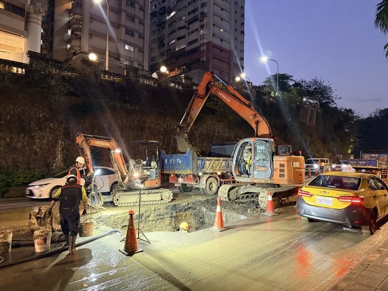 基隆市麥金路自來水管線破裂漏水，台灣自來水公司從15日下午5時起至16日下午4時進行搶修，期間停水及降壓供水用戶估達4萬6715戶。（讀者提供）中央社記者王朝鈺傳真　115年1月15日