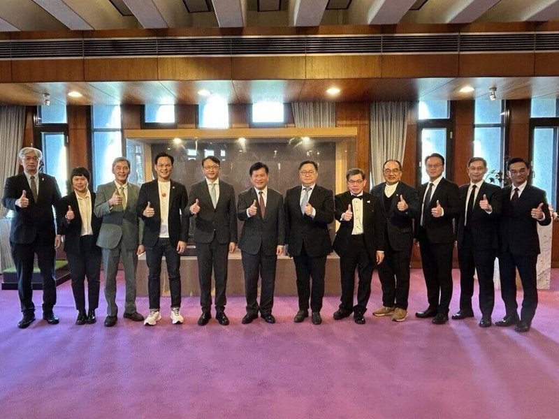 外交部長林佳龍（左6）14日午宴「亞太經濟合作」（APEC）企業諮詢委員會（ABAC）代表，與宏碁公司董事長陳俊聖（左5）、台灣大哥大總經理林之晨（左4）、廣達電腦技術長張嘉淵（右6）及其他與宴貴賓合影。（外交部提供）中央社記者楊堯茹傳真 115年1月15日