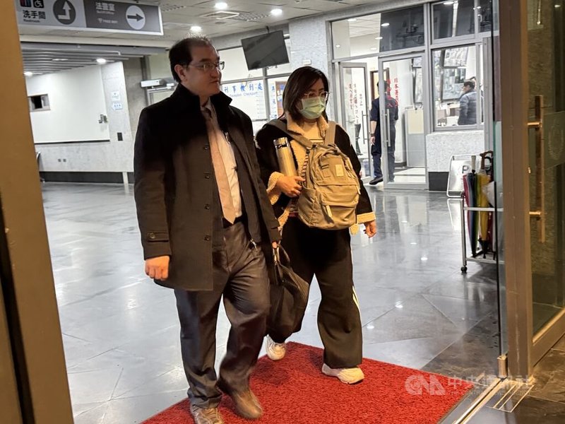 花蓮馬太鞍溪堰塞湖洪災釀嚴重死傷，花蓮地檢署14日指揮檢調搜索負責疏散的光復鄉公所，曾姓前承辦員（右）移送花蓮地檢署複訊，訊後請回限制住居、出海及出境。中央社記者張祈攝　115年1月14日