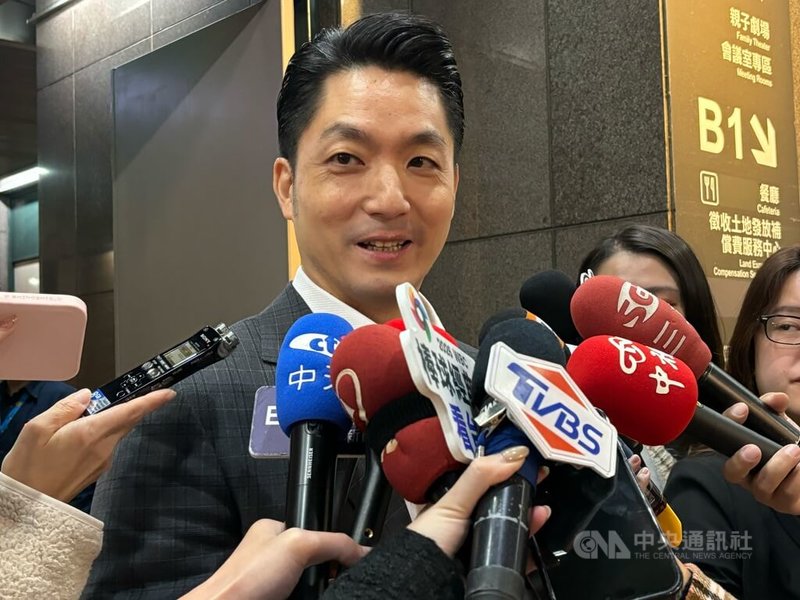 台北市長蔣萬安15日公布台北市政府馬年春聯「今馬熊讚」，他說，此次字體是由他手寫，祝福市民每個當下都是非常讚的時光，馬上幸福、馬上順利、馬上平安。中央社記者陳昱婷攝 115年1月15日