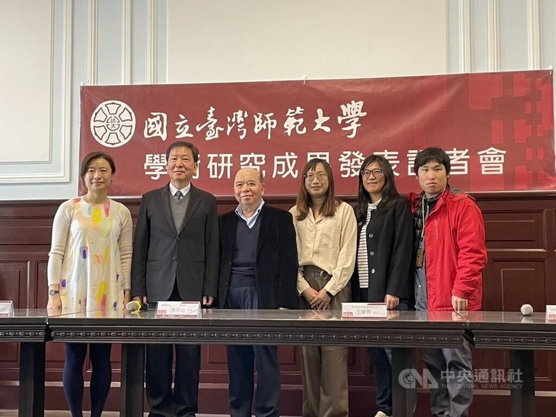 台灣師範大學15日舉行記者會,與台大、中研院合作的一項研究顯示,1650到1680年間「小冰期」,受複雜大氣與海洋交互作用影響,反而是颱風最頻繁的時期,顛覆了「氣候越冷,颱風越少」的既有認知。中央社記者陳至中台北攝 115年1月15日