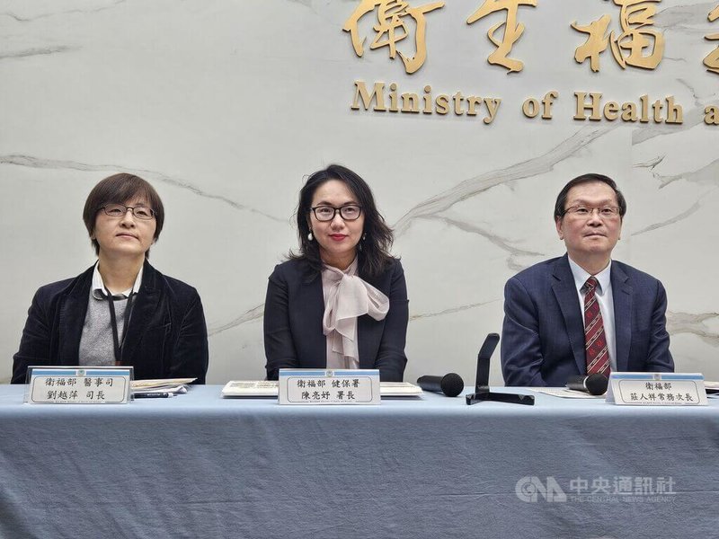 台中榮總被爆放任無照醫材廠商執刀引發各界議論，衛福部醫事司長劉越萍（左）15日下午出席115年春節醫療量能整備記者會，會後受訪指出，院方表示會在下班前踩線把報告送達。中央社記者陳婕翎攝　115年1月15日