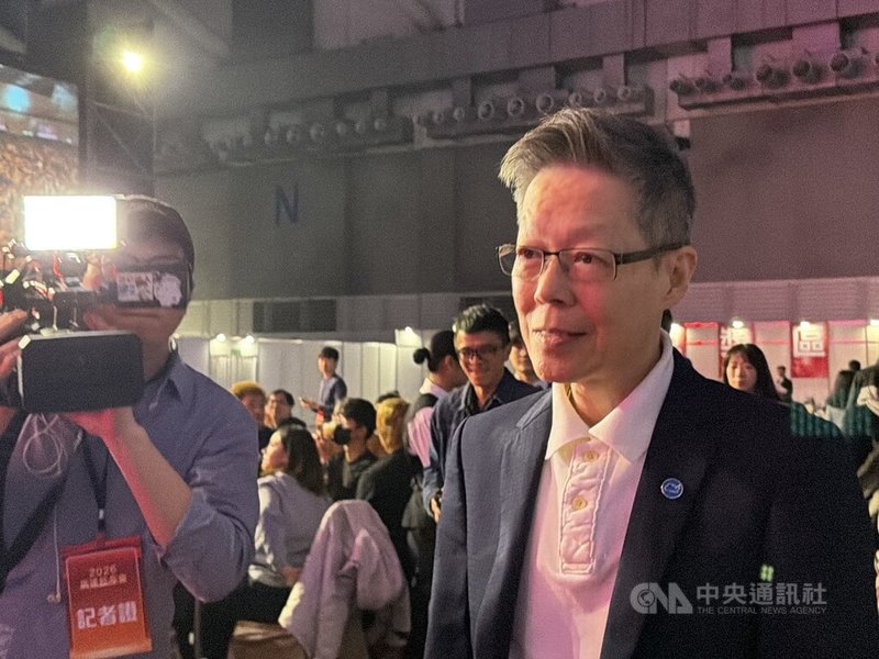 廣達執行副總經理暨雲達總經理楊麒令（右）15日出席尾牙旺年會受訪表示，人工智慧（AI）相關業務今年至少成長3位數，應該會上修資本支出，但還沒有具體數字。中央社記者吳家豪攝　115年1月15日