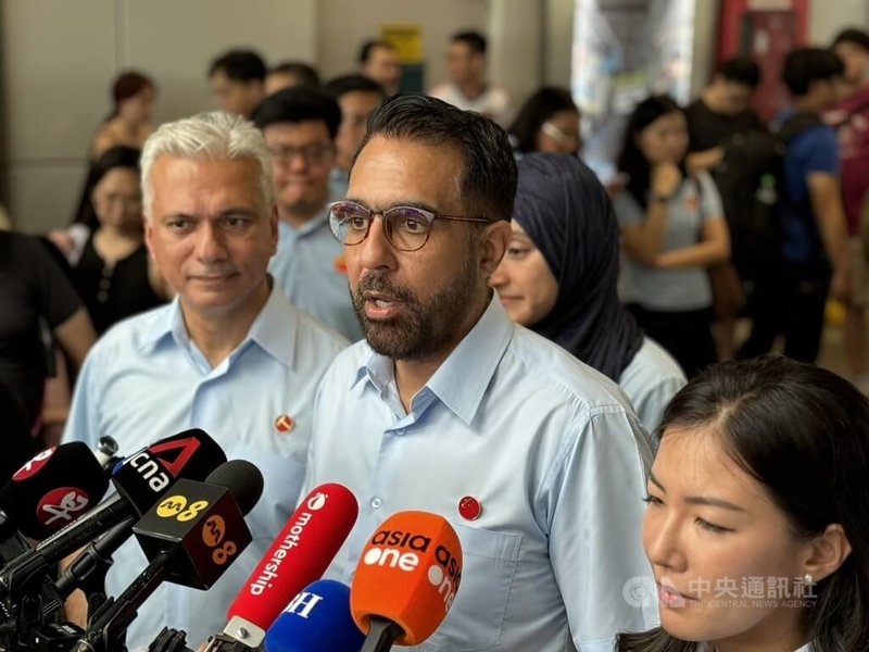 新加坡工人黨秘書長畢丹星（戴眼鏡者）國會反對黨領袖職務15日被撤除。圖為畢丹星去年5月出席大選前相關活動。中央社記者吳昇鴻新加坡攝 115年1月15日