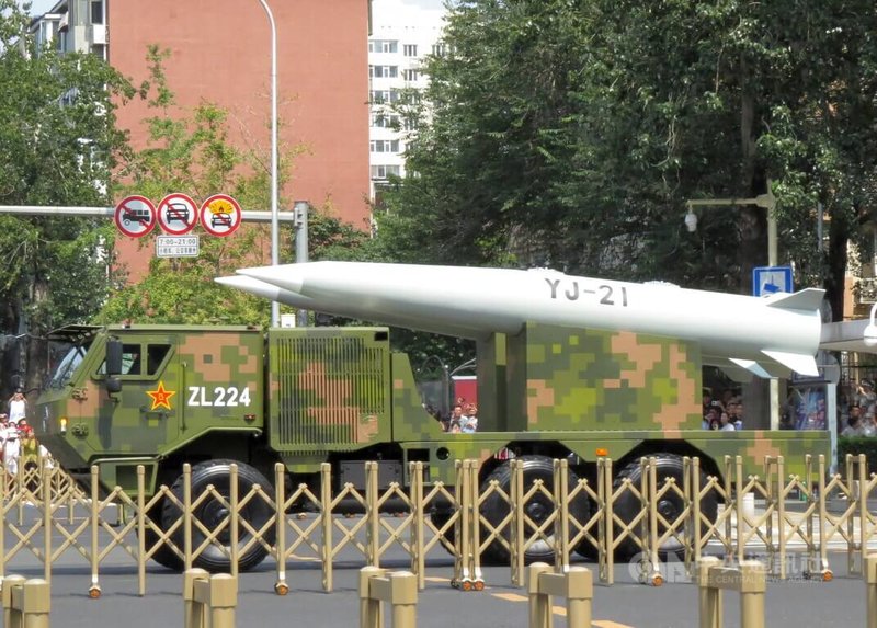美國海軍研究協會新聞（USNI News）指出，中國持續擴展並現代化空對海打擊能力，包括研製新型極音速飛彈、改良轟炸機。圖為2025年93閱兵的鷹擊-21（YJ-21）反艦飛彈。中央社記者陳亦偉攝  115年1月15日