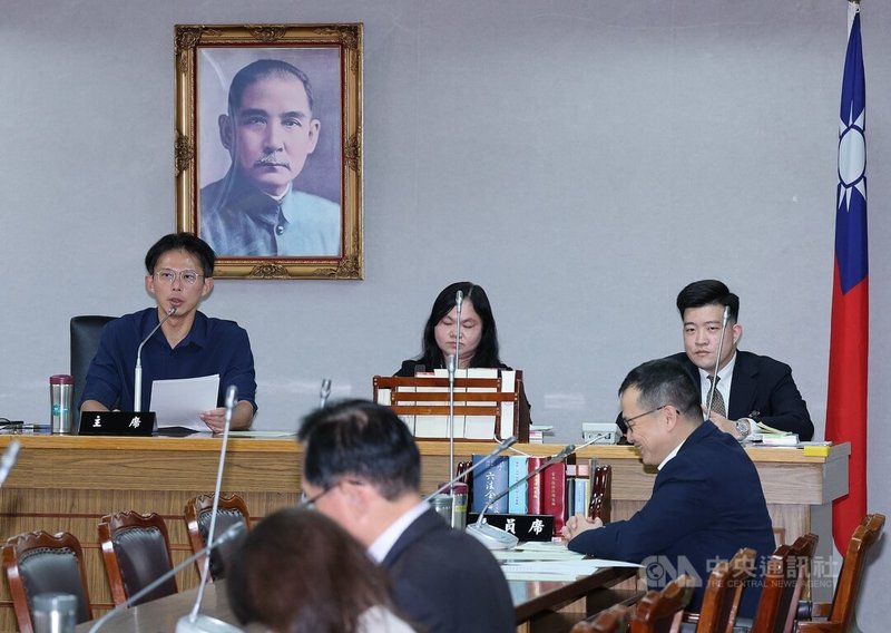 立法院朝野黨團15日協商總統國情報告案，由民眾黨團總召黃國昌（後左）擔任主席，但最終協商仍宣告破局，黃國昌宣布，因民進黨團離席，協商無法進行，沒辦法達成共識，將依立法院職權行使法相關規定處理。中央社記者郭日曉攝　115年1月15日