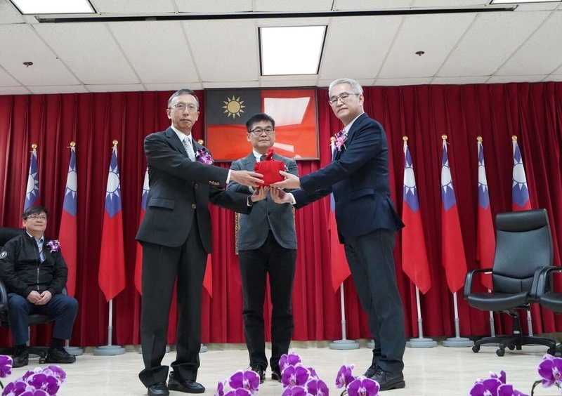 核三廠114年5月停機，15日進行新舊廠長交接儀式，由核能後端處副處長陳新儒（右）接任新廠長。陳新儒表示，核三廠正推動自主安全檢查，預計2年內提出安檢報告，並申請電廠恢復再運轉。（核三廠提供）中央社記者李卉婷傳真　115年1月15日