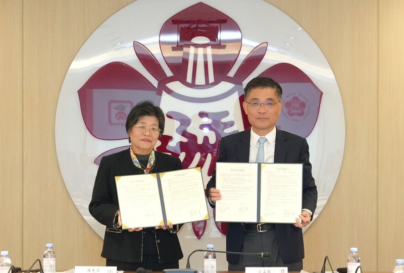 成功大學校長沈孟儒（右）和台南大學校長陳惠萍（左）15日簽署「學術交流與人才培育合作」協議，將攜手聚焦在台國際學生學習與發展需求。（成功大學提供）中央社記者張榮祥台南傳真　115年1月15日