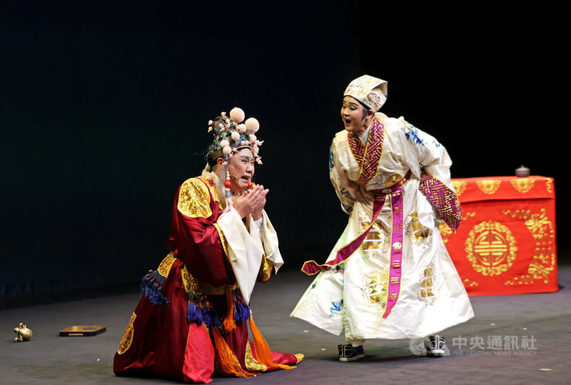 「傳統藝術接班人–駐團演訓計畫」第4屆結業習藝生授證典禮暨謝師禮15日在台灣戲曲中心舉行，6名習藝生將4年來在劇團的磨練匯集成精彩片段，在典禮上進行匯演。圖為薪傳歌仔戲劇團習藝生吳妍菲（右）與鄭力榮（左）同台演出。中央社記者裴禛攝　115年1月15日