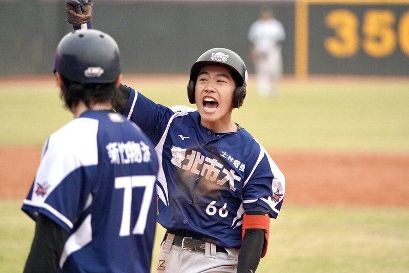 114學年度大專棒球聯賽（公開一級）複賽持續，台北市大15日以8比5搶下複賽第5勝、晉級4強，廖睿綸（中）單場貢獻2安4打點，獲選單場MVP。（大專體總提供）中央社記者謝靜雯傳真　115年1月15日