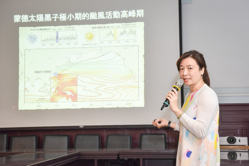 台灣師範大學15日舉行記者會，永續管理與環境教育研究所副教授林冠慧（圖）解釋，團隊如何整合中國歷史文獻、氣候重建資料與現代儀器觀測記錄，成功重建西北太平洋自1368年至1911年的熱帶氣旋活動紀錄。（台師大提供）中央社記者陳至中台北傳真　115年1月15日