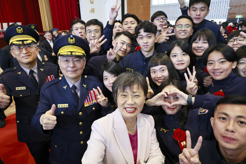 台灣警察專科學校15日舉行113年特考班結業典禮，內政部長劉世芳（前中）、警政署長張榮興（前中左）等人出席，與結業學員開心合影。（警專提供）中央社記者黃麗芸傳真　115年1月15日