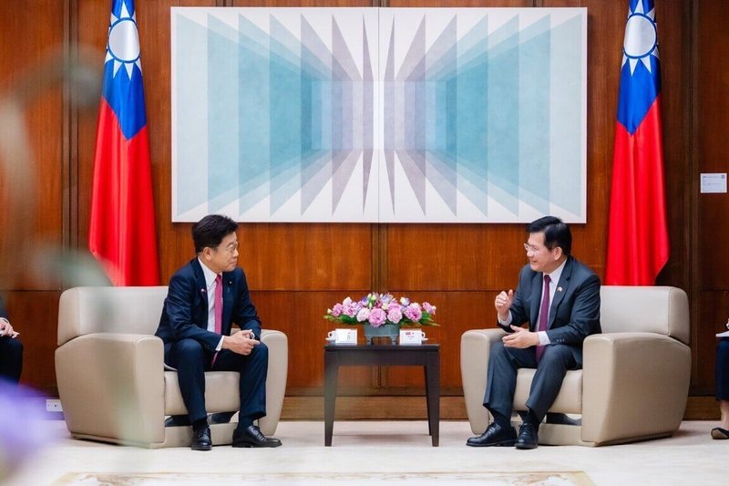 外交部長林佳龍（右）15日與日本前內閣官房長官加藤勝信眾議員（左）交換意見。（外交部提供）中央社記者楊堯茹傳真　115年1月15日