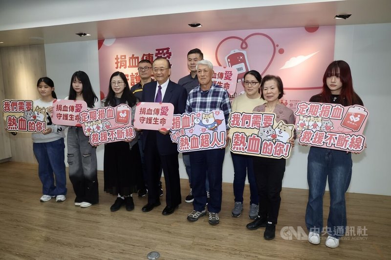 台灣血液基金會15日舉行記者會，捐血人劉永華（右4）家族四代出席記者會，分享捐血、捐血成家風的熱血故事，也呼籲民眾踴躍捐血。圖左5為台灣血液基金會董事長侯勝茂。中央社記者張皓安攝 115年1月15日