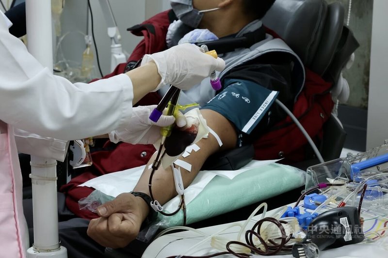 台灣血液基金會15日表示，從元旦起受冷氣團影響，低溫影響捐血意願，全台庫存只夠用5.3天，其中O型最缺，僅剩4.7天，基金會呼籲民眾趁著好天氣挽袖捐血。中央社記者張皓安攝 115年1月15日