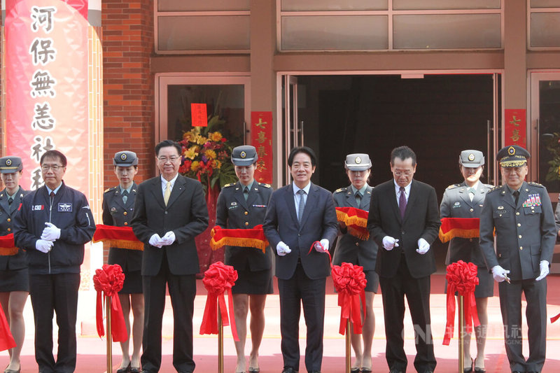 陸軍砲兵訓練指揮部從台南市永康區遷建至關廟區，15日舉行落成啟用典禮，總統賴清德（前中）出席剪綵。中央社記者楊思瑞攝　115年1月15日