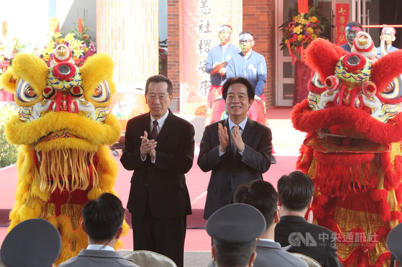 陸軍砲兵訓練指揮部從台南市永康區遷建至關廟區，15日舉行落成啟用典禮，總統賴清德（右）與國防部長顧立雄（左）出席。中央社記者楊思瑞攝 115年1月15日