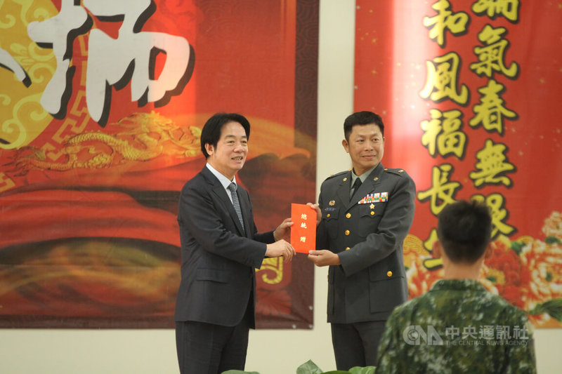 陸軍砲兵訓練指揮部從台南市永康區遷建至關廟區，15日舉行落成啟用典禮，總統賴清德（左）與官兵一起用餐並致贈加菜金。中央社記者楊思瑞攝 115年1月15日