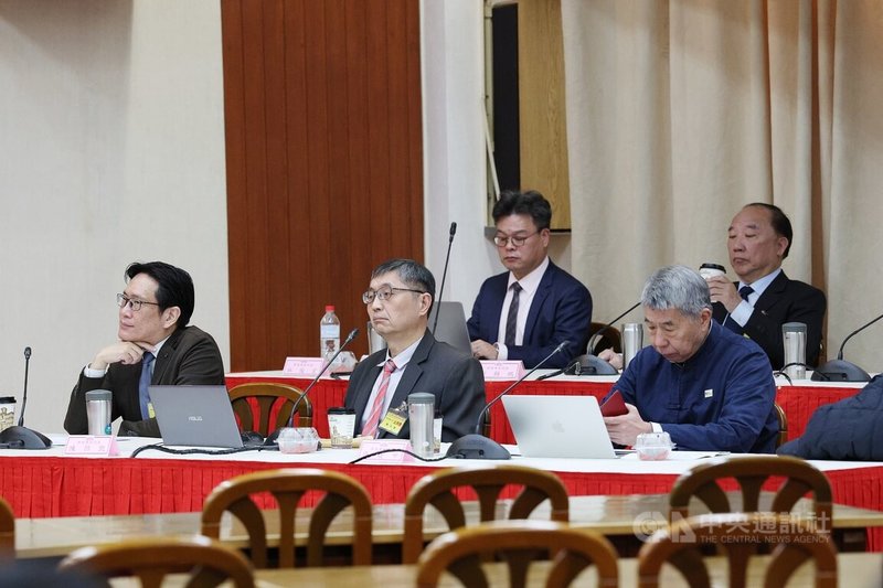 立法院全院委員會15日舉行「對總統提出彈劾案」公聽會，專家學者言詞交鋒。前左為民眾黨團推薦的學者專家、前立委張其祿；前右為國民黨團代表、孫文學校總校長張亞中。中央社記者郭日曉攝　115年1月15日