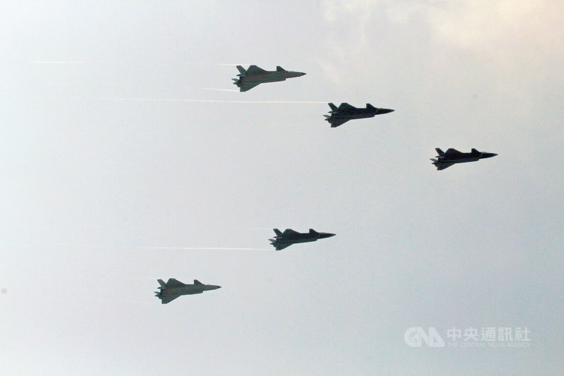 美國海軍研究協會新聞（USNI News）引述中國官媒披露，共軍殲-20（J-20）戰機的雙座型已具備對海精準打擊，恐使美國及盟國在第一島鏈或周邊行動時的風險大增。圖為2025年93閱兵的殲-20/A/S編隊。中央社記者陳亦偉攝  115年1月15日