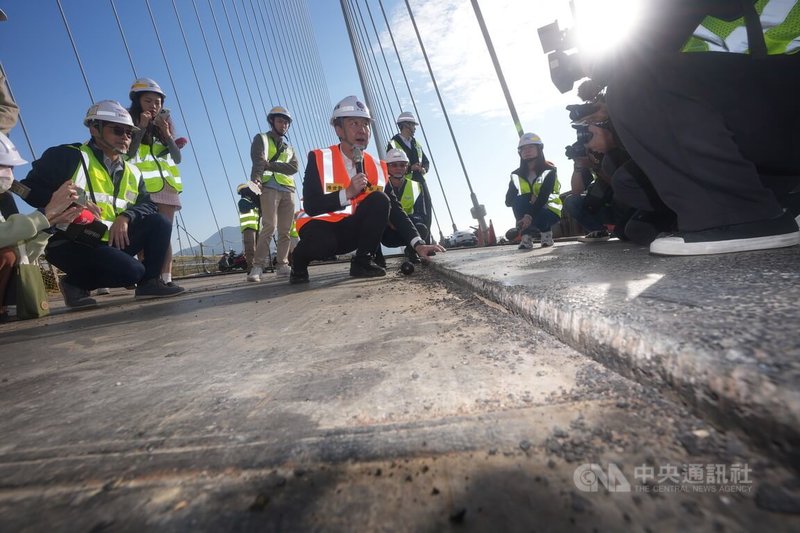 淡江大橋工程持續趕工中，交通部長陳世凱（中）15日前往視察最新施工進度，並向媒體介紹高性能GUSS瀝青混凝土鋪面，是專為鋼橋設計的高性能鋪面材料。中央社記者徐肇昌攝　115年1月15日