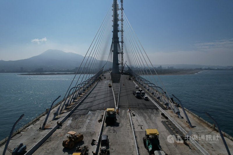 淡江大橋橋面採用鋼床板GUSS瀝青混凝土鋪面，是專為鋼橋設計的高性能鋪面材料。為防止雨水滲入鋼床板、杜絕鋼材鏽蝕，在鋪面底層導入關鍵技術4公分的GUSS瀝青混凝土，打造一道可靠的防水保護層。中央社記者徐肇昌攝　115年1月15日