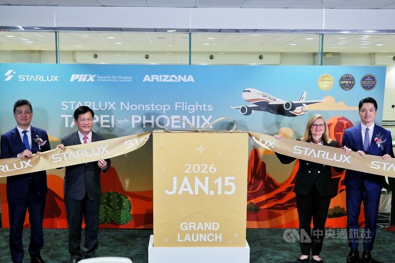 星宇航空15日開航北美第5個航點鳳凰城，首航慶祝活動在桃園國際機場第2航廈舉行，包含外交部長林佳龍（左2）、台北市長蔣萬安（右）、美國亞利桑納州鳳凰城市長蓋雷哥（Kate Gallego）（右2）、星宇航空執行長翟健華（左）等人共同見證歷史時刻。中央社記者吳睿騏桃園機場攝　115年1月15日