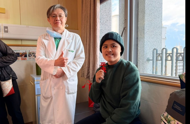 台鐵志學站盧姓副站長（右）在花蓮光復洪災期間熱心引導志工疏運，不過日前下班途中意外發生車禍，一度陷入昏迷，各地鏟子超人為她集氣，15日她順利平安出院。（慈濟醫院提供）中央社記者張祈傳真　115年1月15日