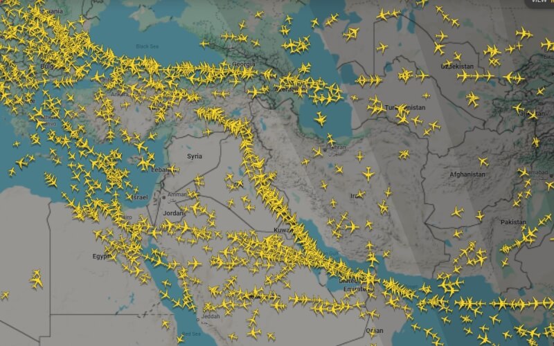 伊朗因緊張情勢升高15日一度關閉空域，雖然德黑蘭當局已重新開放，但不少航空公司仍持續採用替代航線。（圖取自網頁flightradar24.com）