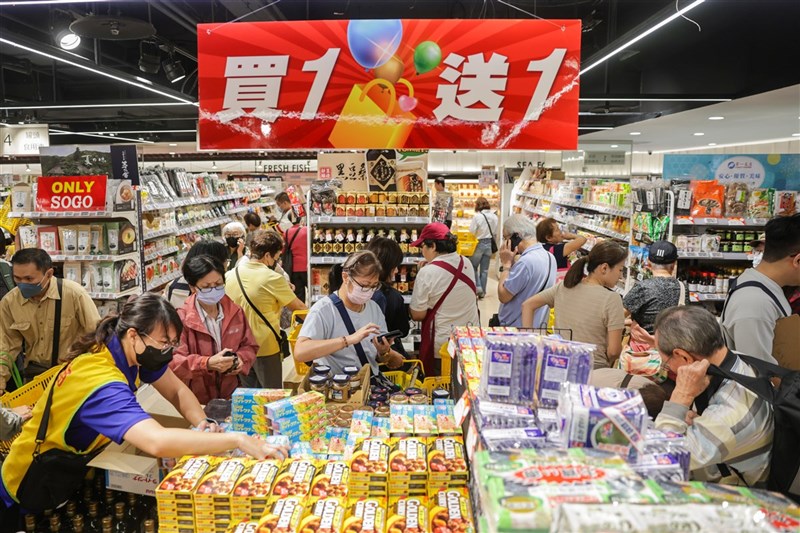 金管會15日指出，2025年前11月信用卡簽帳金額達新台幣4兆5327億元，創下歷年同期新高，2025年全年簽帳金額有望寫下新高。