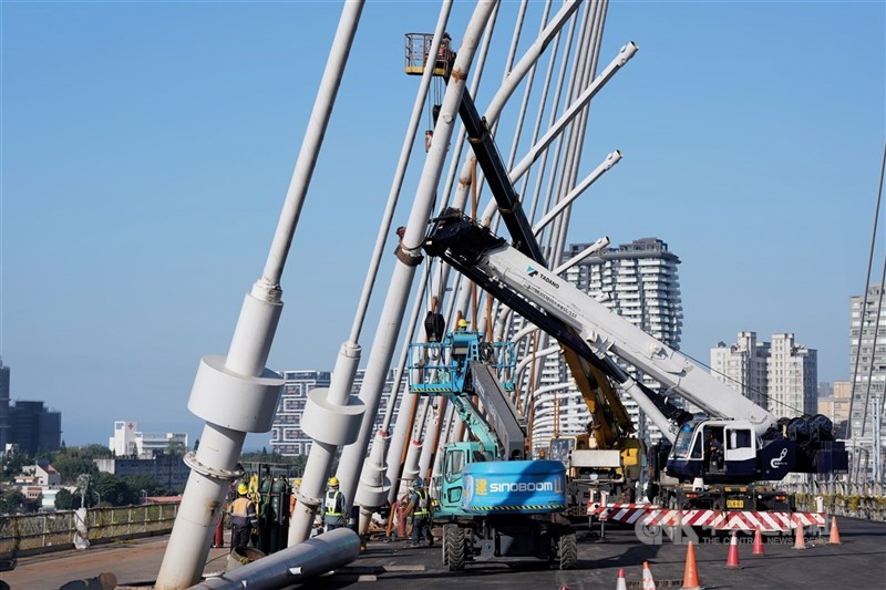 淡江大橋預計115年5月完工通車，工程現場仍持續趕工作業中，15日出動吊車安裝景觀燈柱。 中央社記者徐肇昌攝　115年1月15日