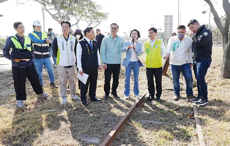 台中港區有一段長達4公里舊鐵路支線鐵軌，處於閒置狀態，民進黨立委何欣純（右4）15日邀集會勘，並建議能活化再利用，提供多功能服務以促進海線風情。（何欣純服務處提供）中央社記者郝雪卿傳真　115年1月15日