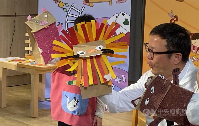 新北市教育局15日發表「學習區123」系列專書，局長張明文（右）出席並與孩童互動，他表示，不建議學齡前幼兒過早接觸3C產品，應依孩子興趣與能力，提供更多自主探索與表達的學習機會。中央社記者黃旭昇攝　115年1月15日