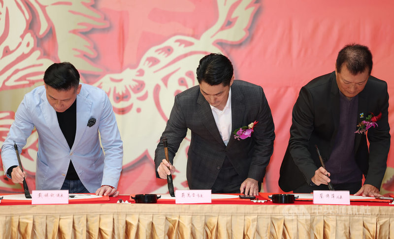 台北市長蔣萬安（中）15日在台北市政府一樓中庭出席丙午迎新春聯揮毫大會，與文化局長蔡詩萍（右）、台北市議會議長戴錫欽（左）等人一同揮毫。中央社記者張新偉攝　115年1月15日