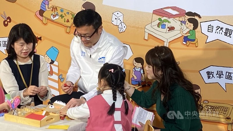 新北市教育局15日下午在板橋區文德國小發表「學習區123」系列專書第3冊，教育局長張明文（左2）也出席與會，並和現場孩童一起動手做。中央社記者黃旭昇攝　115年1月15日