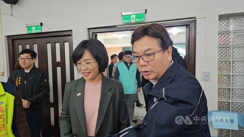 新北市政府15日舉行新莊區行動治理座談會，代表民主進步黨參選新北市長的民進黨籍立法委員蘇巧慧（右2）到場，和也有意參選的新北市副市長劉和然（右）互動熱絡。中央社記者王鴻國攝　115年1月15日