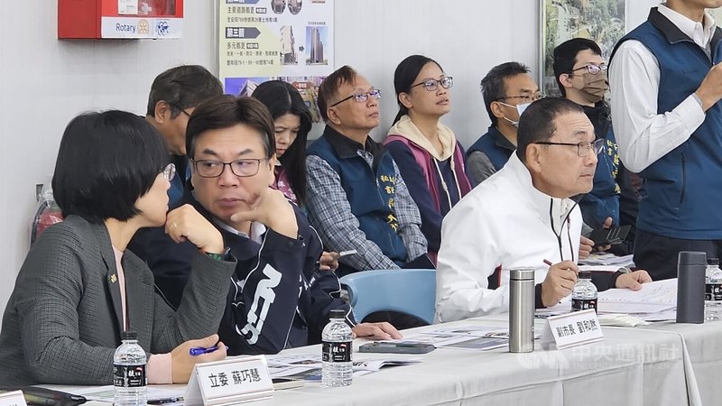 新北市政府15日舉行新莊區行動治理座談會，代表民主進步黨參選新北市長的民進黨籍立法委員蘇巧慧（左）到場，和也有意參選的新北市副市長劉和然（左2）席間交流互動。中央社記者王鴻國攝　115年1月15日