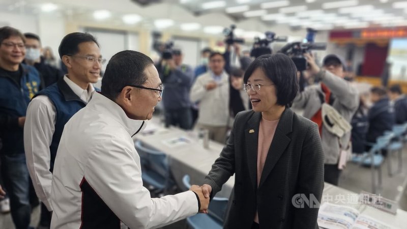 新北市長侯友宜（前左）15日主持新莊區行動治理座談會，民主進步黨籍立法委員蘇巧慧（前右）到場，兩人握手致意。中央社記者王鴻國攝　115年1月15日