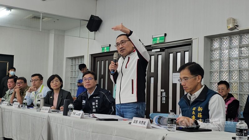 新北市長侯友宜（右2）15日主持新莊區行動治理座談會，在地里長及民意代表出席踴躍。中央社記者王鴻國攝　115年1月15日