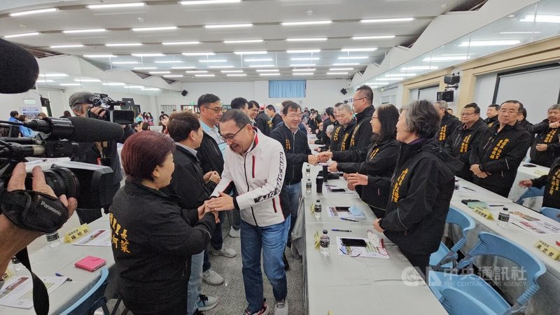 新北市長侯友宜（中）15日主持新莊區行動治理座談會，在地里長及民代出席踴躍，圖為侯友宜一一向與會者致意。中央社記者王鴻國攝　115年1月15日