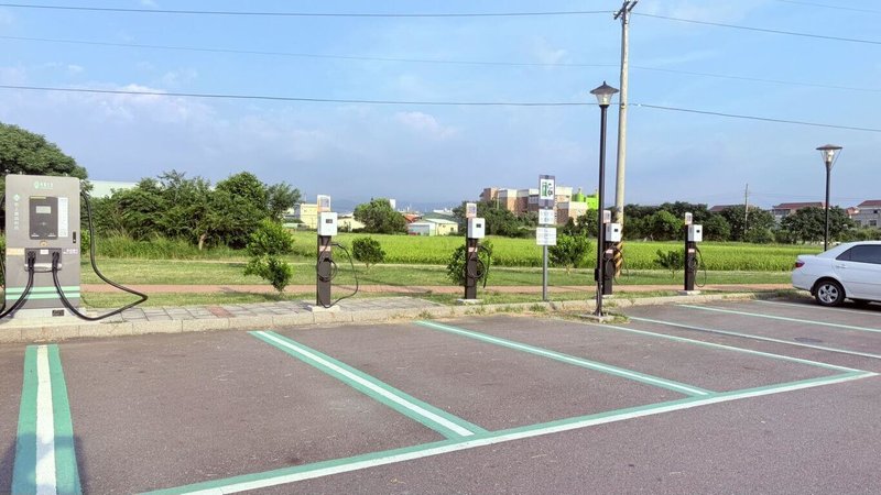 苗栗縣政府為推動智慧城市及綠色運輸發展，自2025年5月建置公有電動車充電樁並試營運，歷經逾半年觀察與優化期，全縣155支公有電動車充電樁16日起全面正式營運。（苗栗縣政府提供）中央社記者管瑞平傳真　115年1月15日