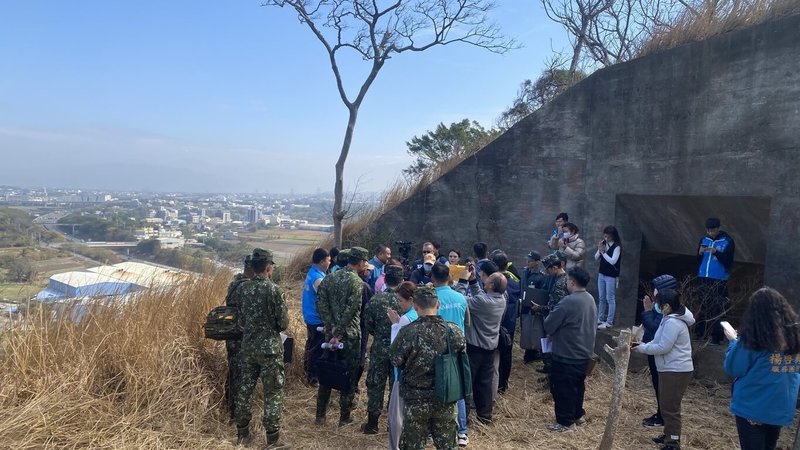 國民黨立委楊瓊瓔15日辦理「檢討國防部陸軍水美山砲陣地（尾山陣地）禁限建管制範圍」現勘協調會，邀集軍方與地方面對面溝通協調，尋求合理解方。（楊瓊瓔服務處提供）中央社記者郝雪卿傳真　115年1月15日