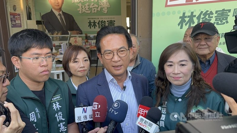 民進黨台南市長初選15日確定由立委陳亭妃出線，競爭對手林俊憲（前中）表示，是自己個人努力不夠；但接下來大選會支持陳亭妃，籲支持者不要失望，唯有團結才能勝選。中央社記者張榮祥攝　115年1月15日