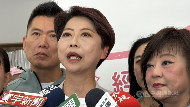 民進黨台南市長初選15日揭曉，由立委陳亭妃（中）勝出；陳亭妃說：「我要6戰6勝謝龍介。」中央社記者張榮祥台南攝 115年1月15日