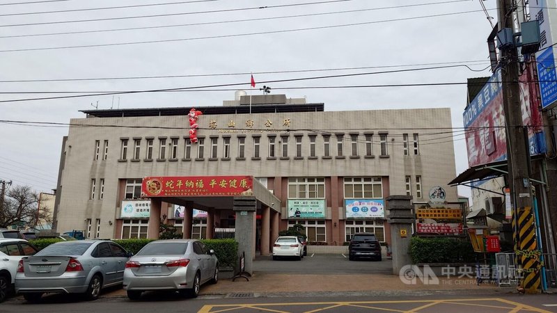 為鼓勵年輕夫妻生育、減輕育兒壓力，嘉義梅山鄉公所15日公布將發放「兒童生日禮金」，設籍梅山鄉滿1歲至3歲兒童，每年生日可向公所申請新台幣6000元生日禮金。中央社記者蔡智明攝　115年1月15日