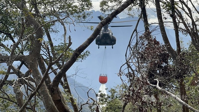 雲林古坑鄉草嶺村石壁大飯店後方山林12日上午7時許發生火警，直到15日早上火勢撲滅，期間空勤總隊與國軍協助空中灑水。中央社記者姜宜菁攝　115年1月15日